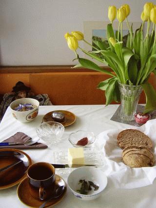 z'Morge mit Frischkorn, Brot mit frisch gemahlenem Mehl und Krutern aus dem Garten